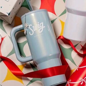 SWIG /// “Iced Glacier” 32oz Holiday 2025 Tumbler *NWT*